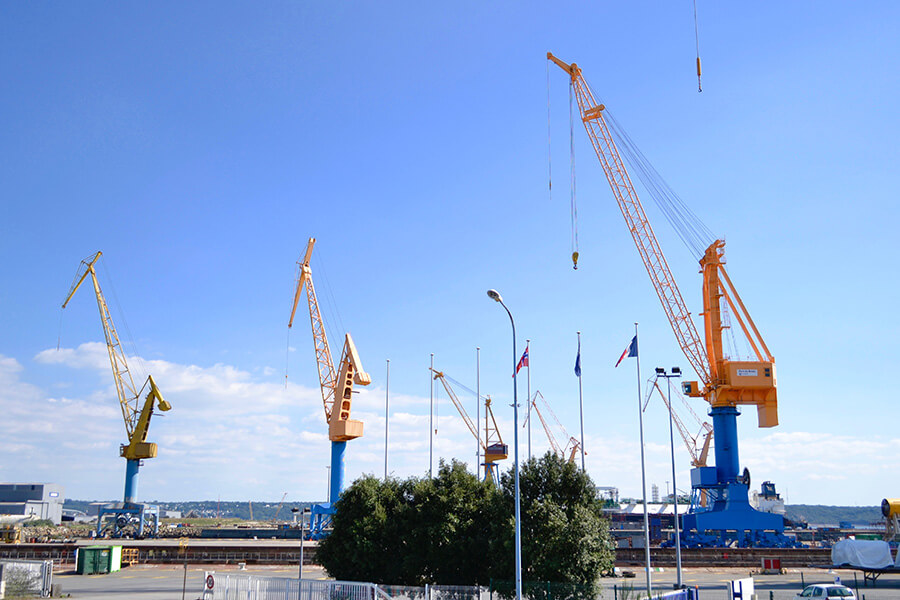 les grues du port de commerce à Brest